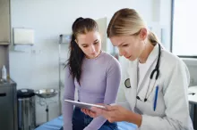young-woman-doctor-explaining-diagnosis-to-teenage