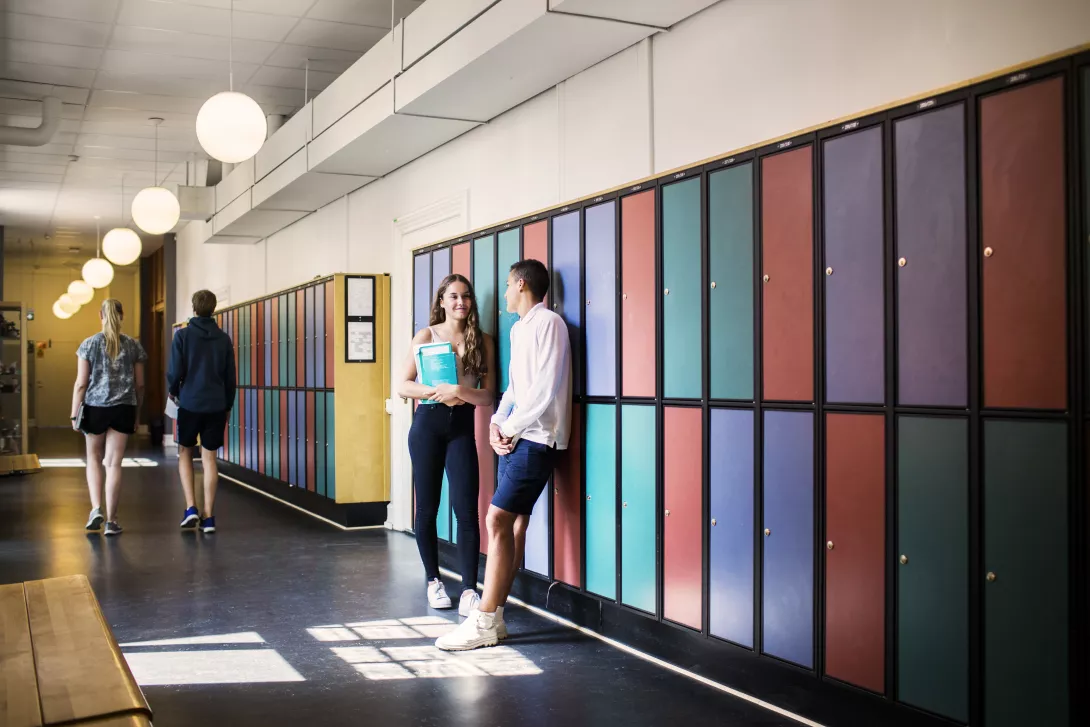 students-14-15-in-corridor