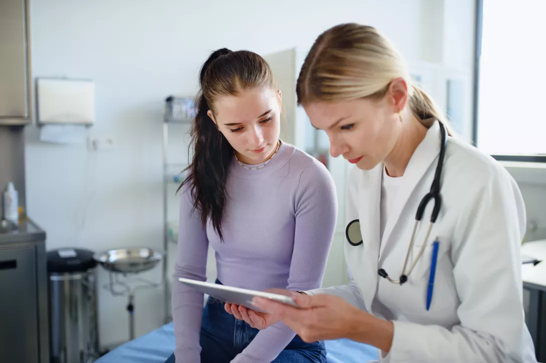 young-woman-doctor-explaining-diagnosis-to-teenage